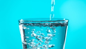 Takto ľahko si môžete nebezpečné mikroplasty z vody odfiltrovať doma