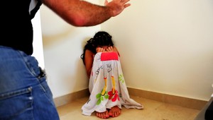 Spadol na ňu so stiahnutými nohavicami, keď šiel na toaletu. To je obhajoba muža obvineného zo znásilnenia