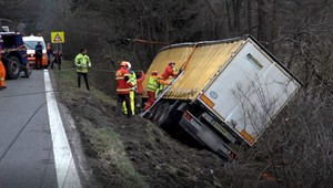 FOTO: Kamión sa zrútil do priekopy pri Jasenove. Mali čo robiť, aby ho vytiahli