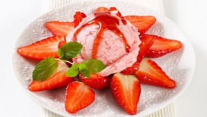 Zdravá jahodová zmrzlina je hitom sociálnych sietí: Z tejto dobroty nepriberiete!