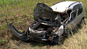 Do cisterny s nebezpečným odpadom narazilo osobné auto. Navyše hrozilo, že auto na plyn vybuchne