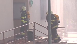 Hasiči sa po požiari v materskej škole vrátili na miesto. Odstraňujú napáchané škody