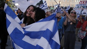 Gréci povedali v referende jasné NIE, v uliciach oslavujú tisíce ľudí