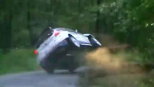 VIDEO: Nevídaná nehoda na rely, auto katapultoval kmeň stromu!