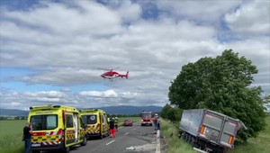 Tragická dopravná nehoda: Pri zrážke osobného auta s ťahačom boli na mieste traja mŕtvi