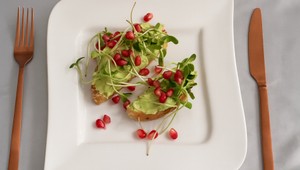 Domáci chlieb s avokádovou penou a opečenými krevetami