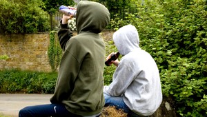 Na mladíka (18) si trúfli dvaja tínedžeri, záchranou bola policajná hliadka