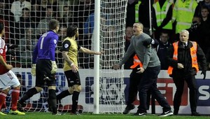 Brankára Leytonu napadol fanúšik počas duelu v Swindone