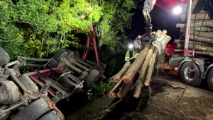 Dramatický zásah v Banskej Bystrici. Na výjazde smerom na Donovaly havaroval kamión. Hrozilo, že sa zrúti na rodinný dom