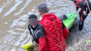 Turisti uviazli na poľskej strane Dunajca. Kajaky sa im prevrátili do studenej vody