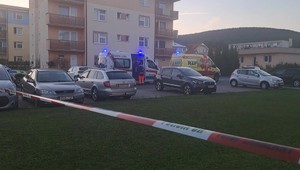 Obrovská tragédia v Čachticiach: Vystrelená guľka zabila mamičku cez okno v kuchyni