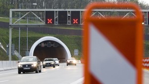 V tuneli Sitina sa zrazilo šesť áut. Premávka je obmedzená