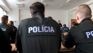Policajt napadol suseda. Disciplinárne konanie zastavil nadriadený