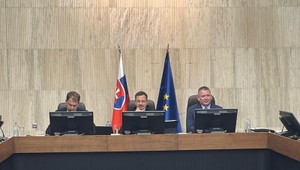 Heger po rokovaní tripartity: Zastropujeme ceny energií pre podniky