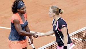 Kuznecovová poslednou semifinalistkou ženskej dvojhry