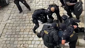 AUTENTICKÉ VIDEO: V centre Bratislavy spacifikovali ozbrojeného muža. Nekop ho, točia to, vyzýva policajt kolegu