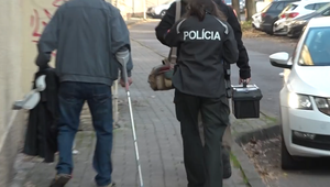 Mŕtve ženské telo našli vedľa bytovky. Zomrieť mohla po páde z okna