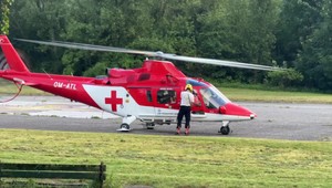 Mladého muža privalil betónový múr. Na mieste zasahoval vrtuľník