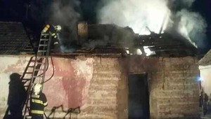 Oheň zachvátil dom. Hasiči zachraňovali päť osôb z plameňov