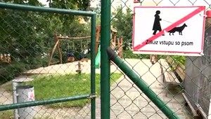 V bratislavskom Starom meste vyčíňa vandal. Ničí detské ihrisko, pingpongový stôl zalial betónom