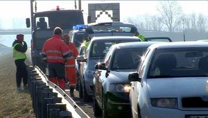 Na D1 sa z nákladiaka uvoľnila súčiastka, spôsobila nehodu