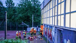 Nebezpečná hra: Štyri deti sa prepadli strechou športového centra