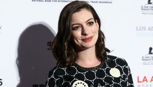 Wau, to je zmena! Z Anne Hathaway je blondínka!
