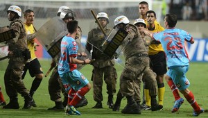 VIDEO: Štyria hráči argentínskeho Arsenalu v rukách polície