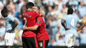 Hlavička Scholesa v nadstavení udržala ManU v hre o titul, Chelsea zakopla