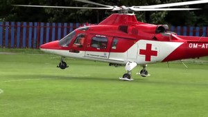 Futbalový zápas prerušil vrtuľník. Záchranári museli pristáť na trávniku