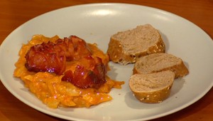 Kapustový prívarok so špekačkami a chlebom