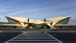 Opustený terminál letiska znovu ožil ako luxusný retro hotel