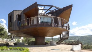 Našli sme skutočný dom na stračej nôžke: Je to hotový palác