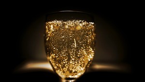 Koľko bubliniek je v šampanskom a prečo je na gine prasa s korunkou?