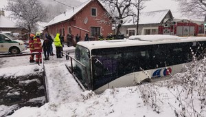 FOTO: V Hornej Vsi havaroval autobus. Zalarmovaní miestni začali ihneď pomáhať