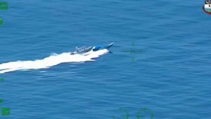 Mysleli si, že polícii na člne uniknú. Pozrite si policajnú naháňačku na mori