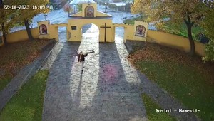 VIDEO: Muž na ramene niesol dva a polmetrový kríž. Ukradol ho v kostole