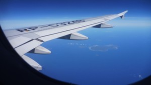 Cestujúci lietadla so zatajeným dychom sledovali, čo sa okolo nich vo vzduchu deje: Nakrúcali to celú minútu