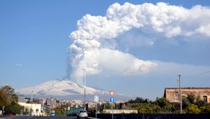 Etna sa opäť hnevá, dym vidieť na kilometre