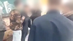 Otras mozgu a pomliaždeniny. Chlapca (15) v škole denne šikanujú starší žiaci