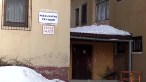 Útok a dezodorant v očiach. Vychovávateľa napadli štyria chovanci