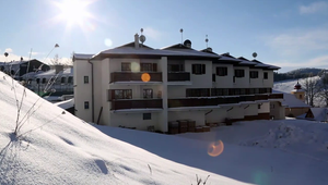 Nudná radová zástavba ukrýva vo vnútri malý raj: Ktorý známy muž tu má svoje kráľovstvo?