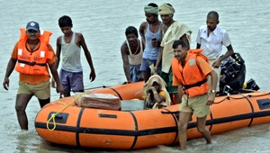 Vyše 400 000 ľuďom hrozí zatopenie po zosuvoch bahna v Nepále