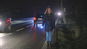 AUTENTICKÉ VIDEO. Takto vidia vodiči chodcov s baterkou, hrozí tragédia