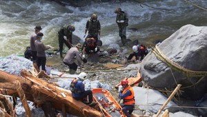 Katastrofa na Sumatre: Záplavy si vyžiadali už 500 obetí, preživší sú odrezaní