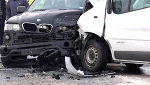 Štyri rozbité autá a neprejazdná cesta. Záchranári zasahovali pri hromadnej nehode