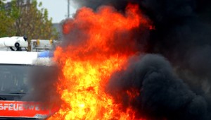 Tragická nehoda matky s dieťaťom: Ich auto po náraze do podjazdu pohltili plamene