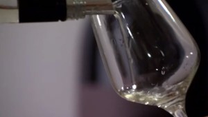 Kontrolóri si posvietili na kvalitu vín. Slovenské obstáli na výbornú, o dovozových sa to ale povedať nedá