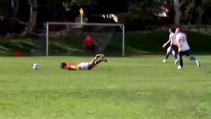 To bol luft! Ľavačkou minul a vzápätí zapikoval nosom do trávnika!