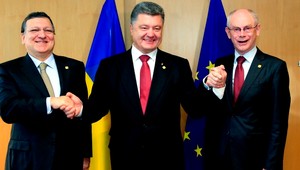 Ukrajina podpísala kľúčovú dohodu s EÚ, Rusi hrozia následkami